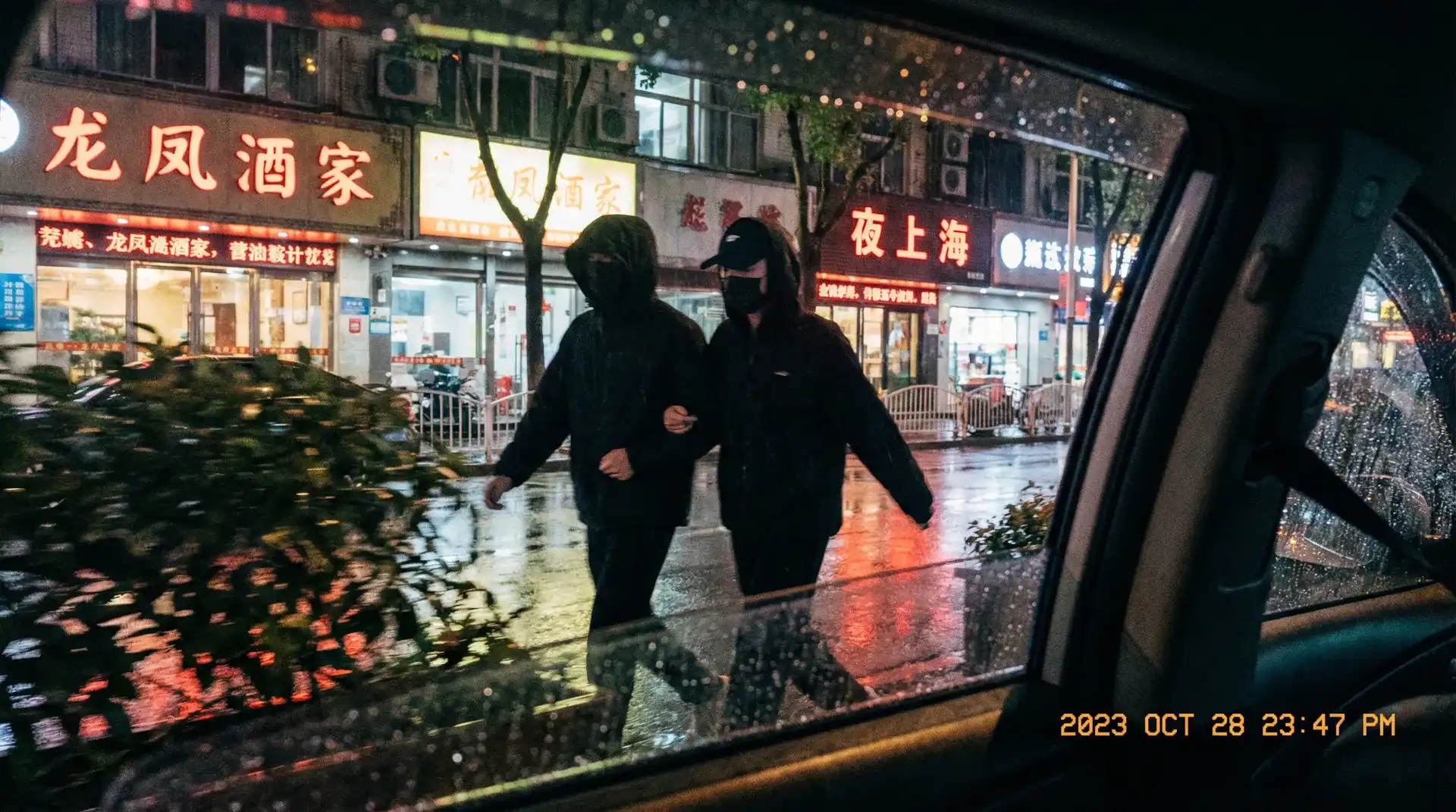 小草手机在线 - 顶流明星深夜密会现场抓拍照片